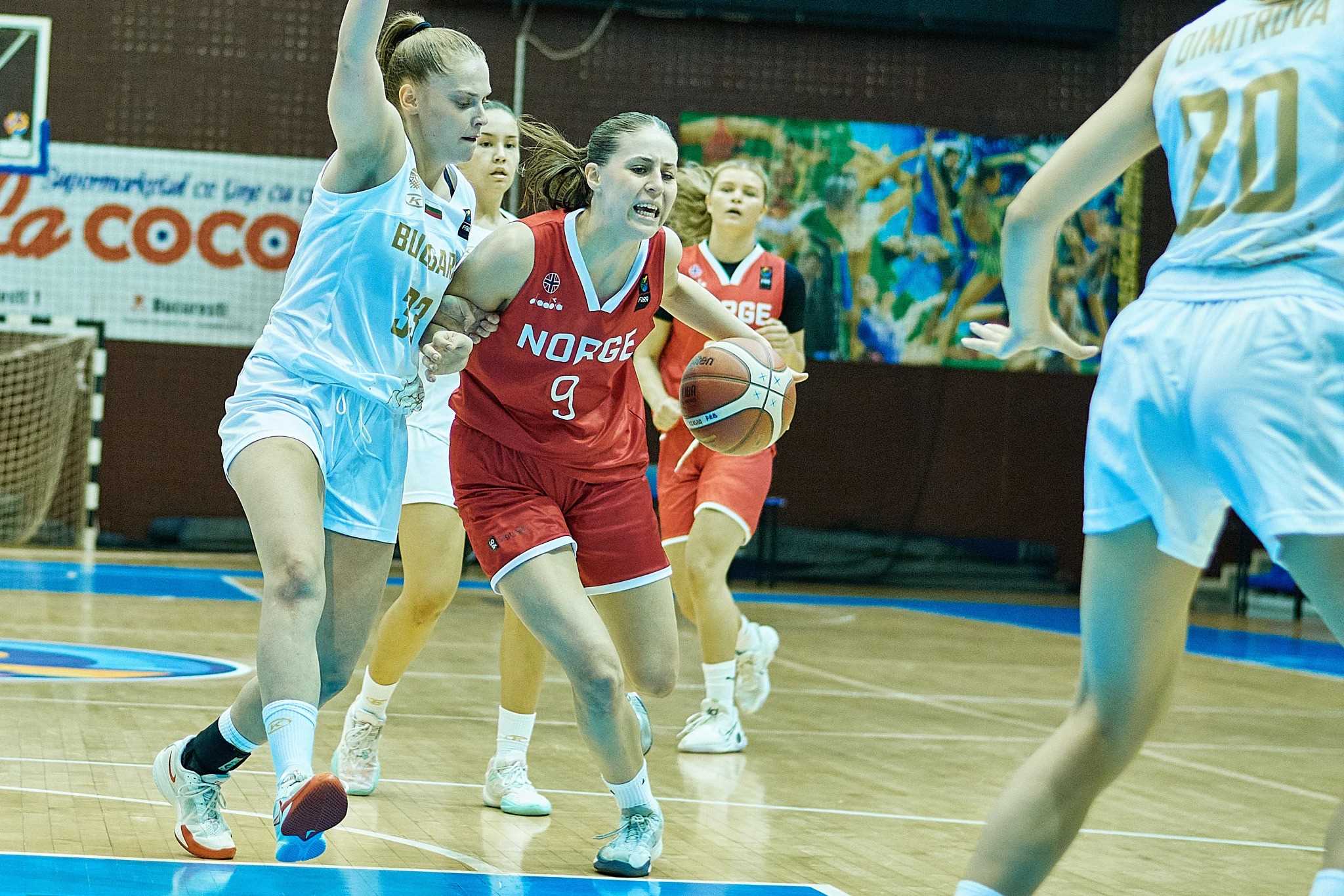 Sophia Priestley skapte mye trøbbel for Bulgaria og endte med 11 poeng og 5 returer. Dessverre måtte Ullern-forwarden også ut med 5 fouls og måtte nøye seg med 27 minutter på banen. Bak i bildet ser vi Ida Johansen.
FOTO: FIBA.COM 