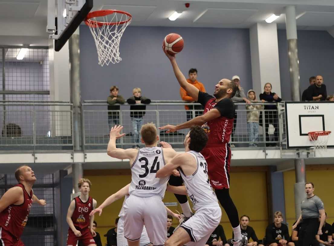 Roy Nwachukwu flyr over Anders Solem (nr 34) og Joey Potts og legger to poeng for Centrum Tigers. Til venstre i bildet ser vi Johannes Dolven og Sivert Nordheim og til høyre dommer Alexander Reiertsen.
FOTO: JONATAN MOE 