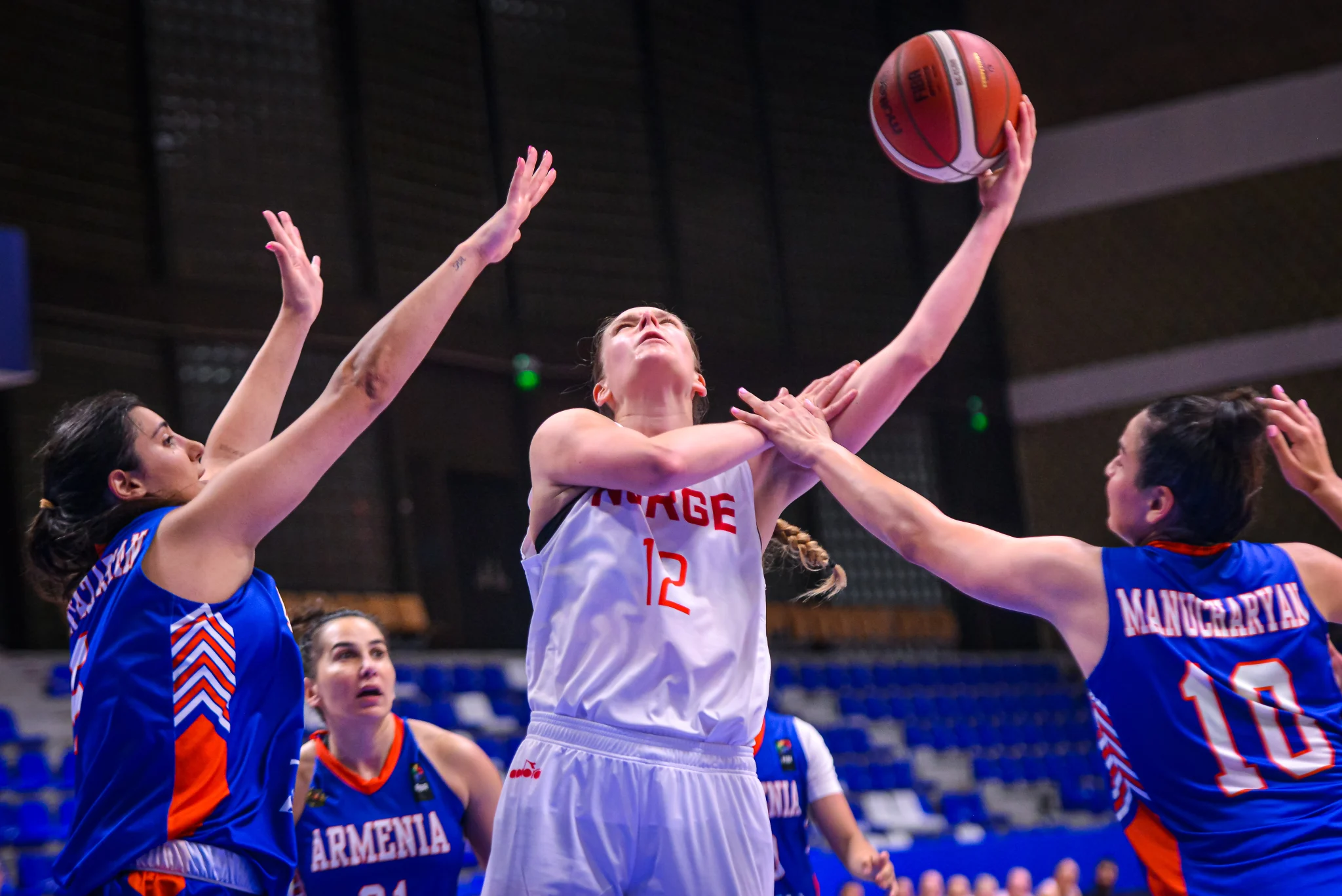 Tori Solberg Halvorsen var mestscorende for Norge med 16 poeng og satte 6 på rad da lagets opphenting begynte i fjerde periode. Her kommer tre armenske spillere til kort mot den norske lagkapteinen.
FOTO: FIBA.COM 