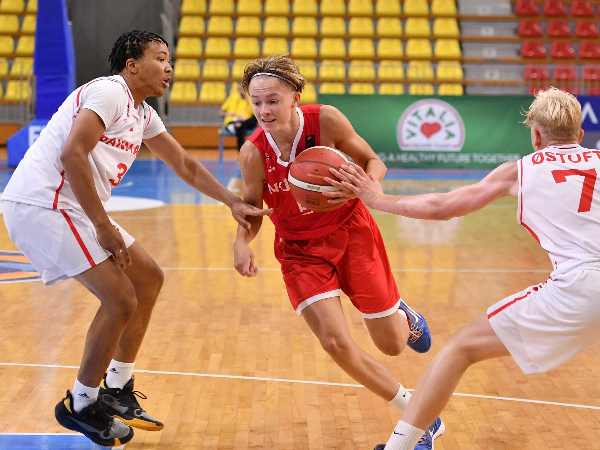 William Dronsett og Norge klarte ikke å følge opp spillet fra seieren over Slovakia og røk på tap mot Danmark. Her er Bislet-guarden i en drive mellom Daniel Jakobsen (til venstre) og Oskar Østoft.
FOTO: FIBA.COM 