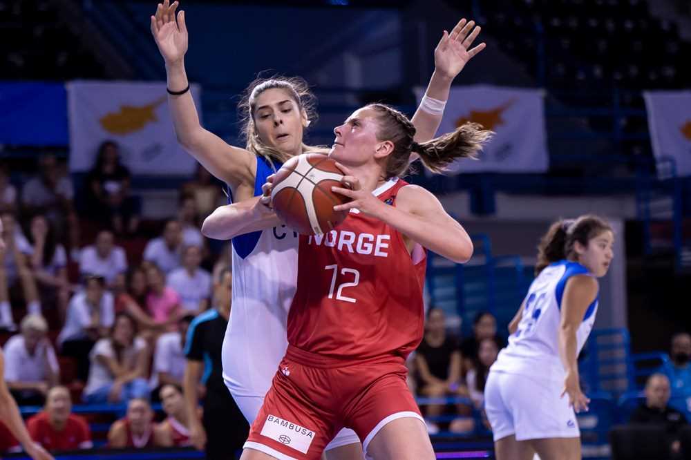 Tori Solberg Halvorsen (36) er veteranen i et ungt norsk kvinnelandslag og bare én av fire gjenværende fra forrige Small Countries-EM i Nikosia i 2022. Her er Ullern-forwarden i aksjon mot vertslandet Kypros. 
FOTO: FIBA.COM 