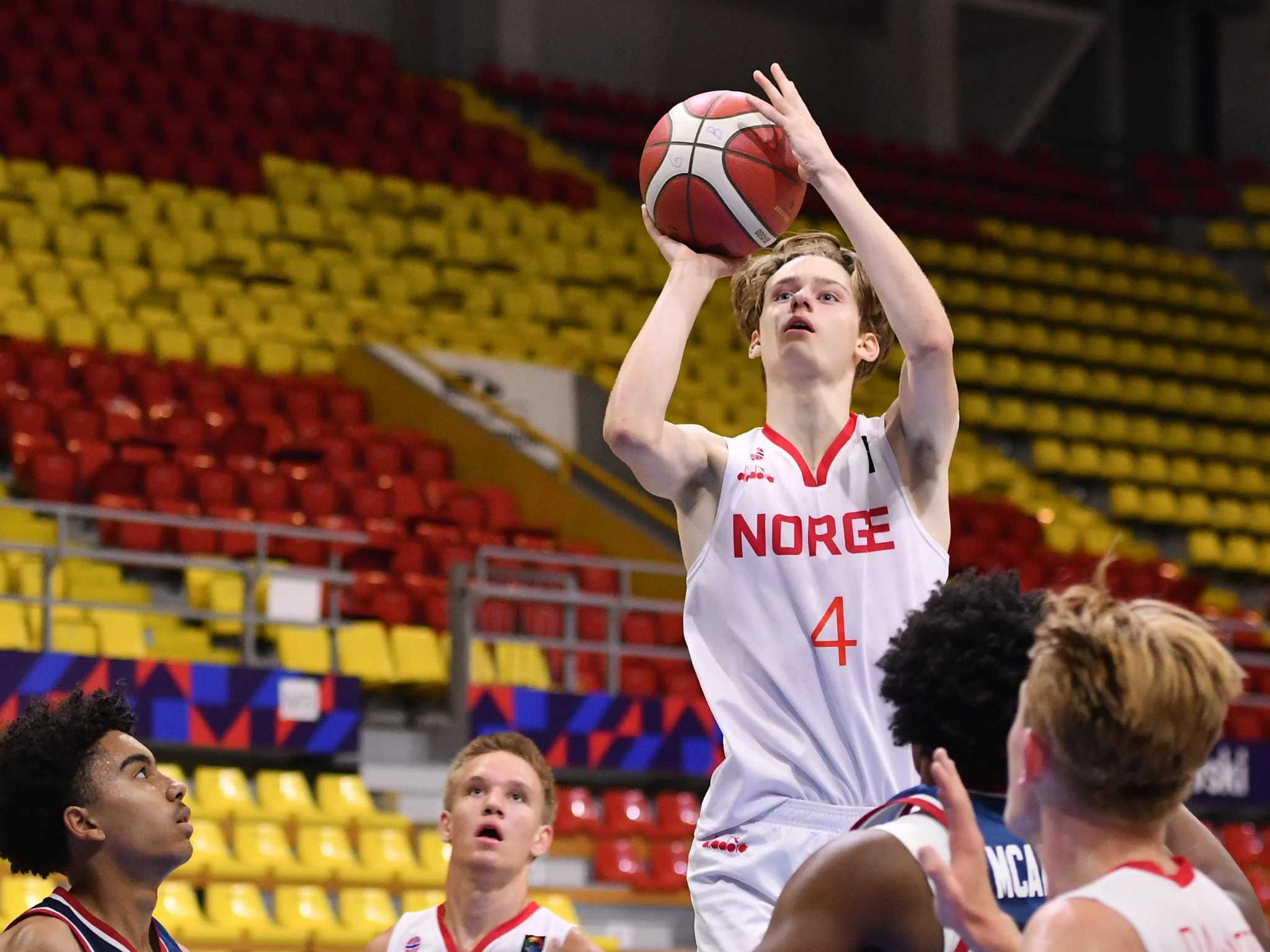 Jakob Ellingsen og Norge var på hugget i førsteperioden og ledet 22-8 over Storbritannia før plutselig ble altfor vanskelig. Bak ser vi Viktor Brovold-Kühn.
FOTO: FIBA.COM 