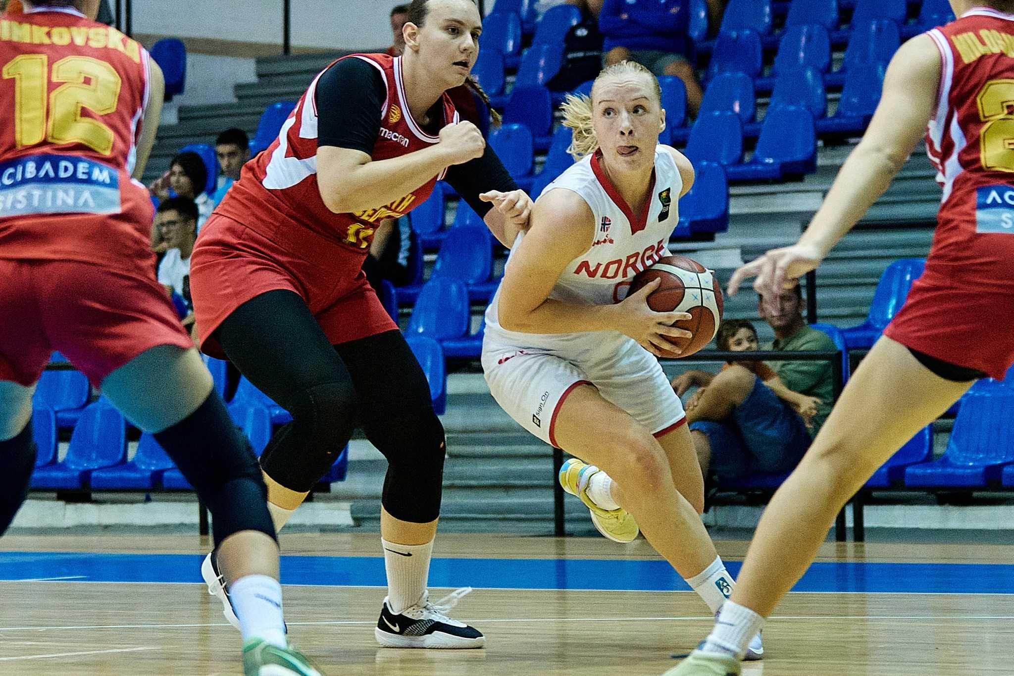 Anna Linnea Hovig Wikstrøm hadde 8 strake poeng inn til norsk pauseledelse 42-27 og var suveren toppscorer med 22 poeng da Nord-Makedonia ble slått 79-48. Ulriken-guarden markerte seg også med 8 steals, 7 returer og 4 assists på sine 29 minutter. 
FOTO: FIBA.COM 