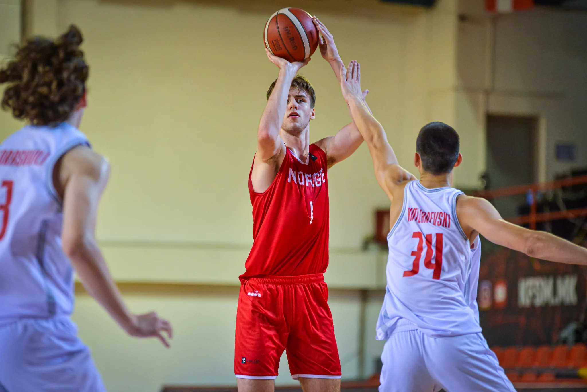 Ludvik Bergseng hadde 14 poeng og 10 returer mot Georgia og la to trepoengere, blant dem denne til ledelse 45-43 midtveis i tredje periode. Like etter suste Norges 2,10-mann over hele banen og avsluttet med en dunk til 47-43 og så en ny scoring til 49-43. Det ga Norge en 9-0-run, men Georgia kom tilbake og sikret seieren.
FOTO: FIBA.COM