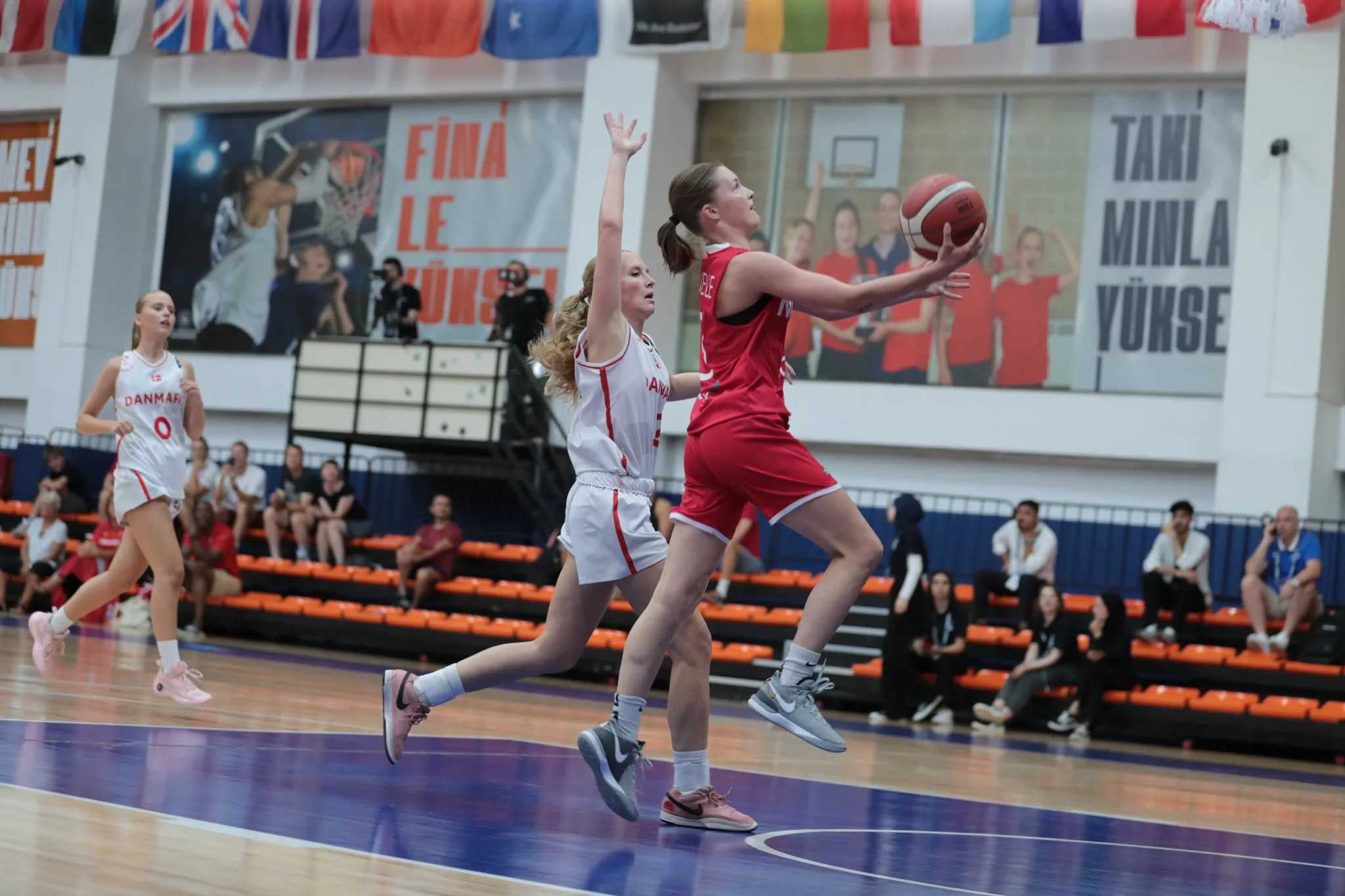 Edel Hjelle storspilte i andreperioden og førte an med flere rene steals da Norge fikk inn sin 15-0-run i andre periode. Guarden fra KFUM Central i Stockholm hadde 12 poeng, 7 steals, 5 assists, 5 returer og 1 blokk mot Danmark.
FOTO: FIBA.COM 