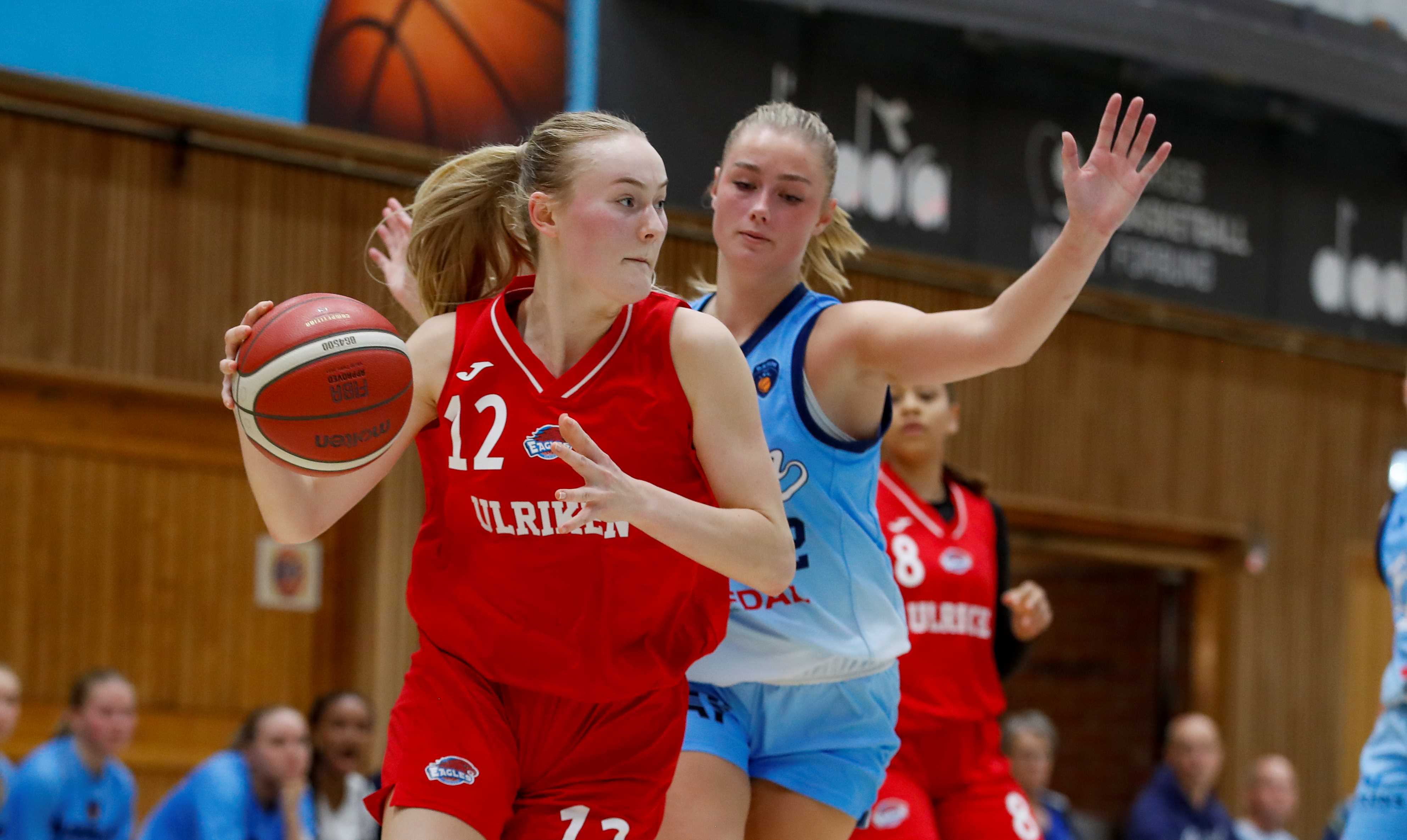 Sunniva Sørbye er blitt lagkaptein i Ulriken og tok ansvar mot Bærum. Landslagsforwarden hadde 15 returer, 8 poeng, 5 assists, 2 steals og 1 blokk i lørdagens kamp. Her i en drive mot Sofia Brokhaug Koch - 19 år og Bærums eldste spiller i åpningskampen!
FOTO: KARL BRAANAAS p