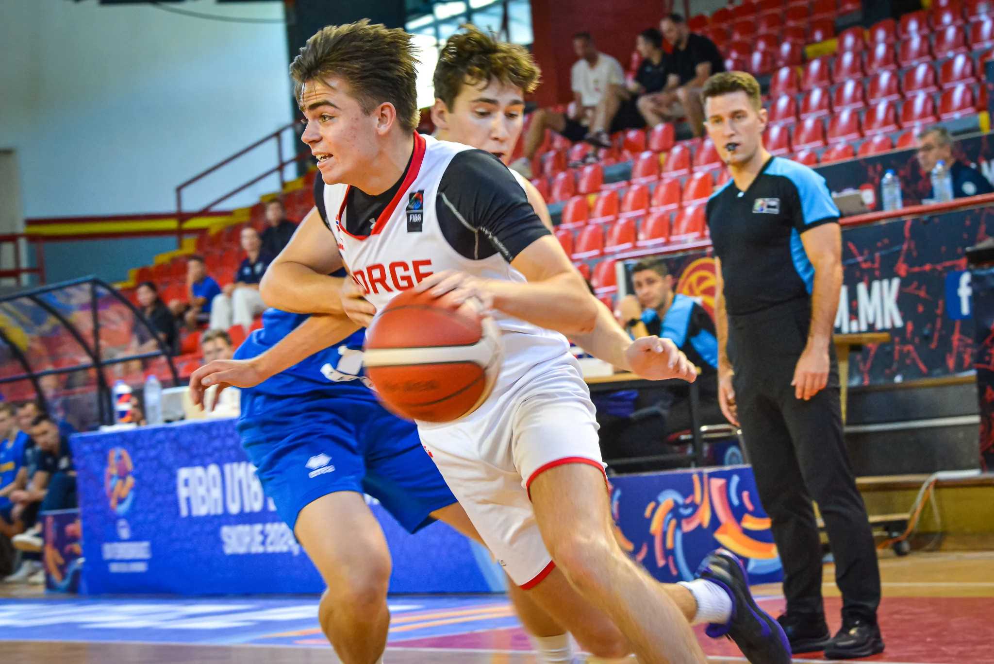 Oscar Hellebust satte 3 av 4 straffekast de siste 15 sekundene og sikret Norge 76-71 over Ukraina. I tillegg fikk lagkapteinen mye ros for å ha løftet stemningen i laget etter en dårlig start og mye motgang.
FOTO: FIBA.COM 