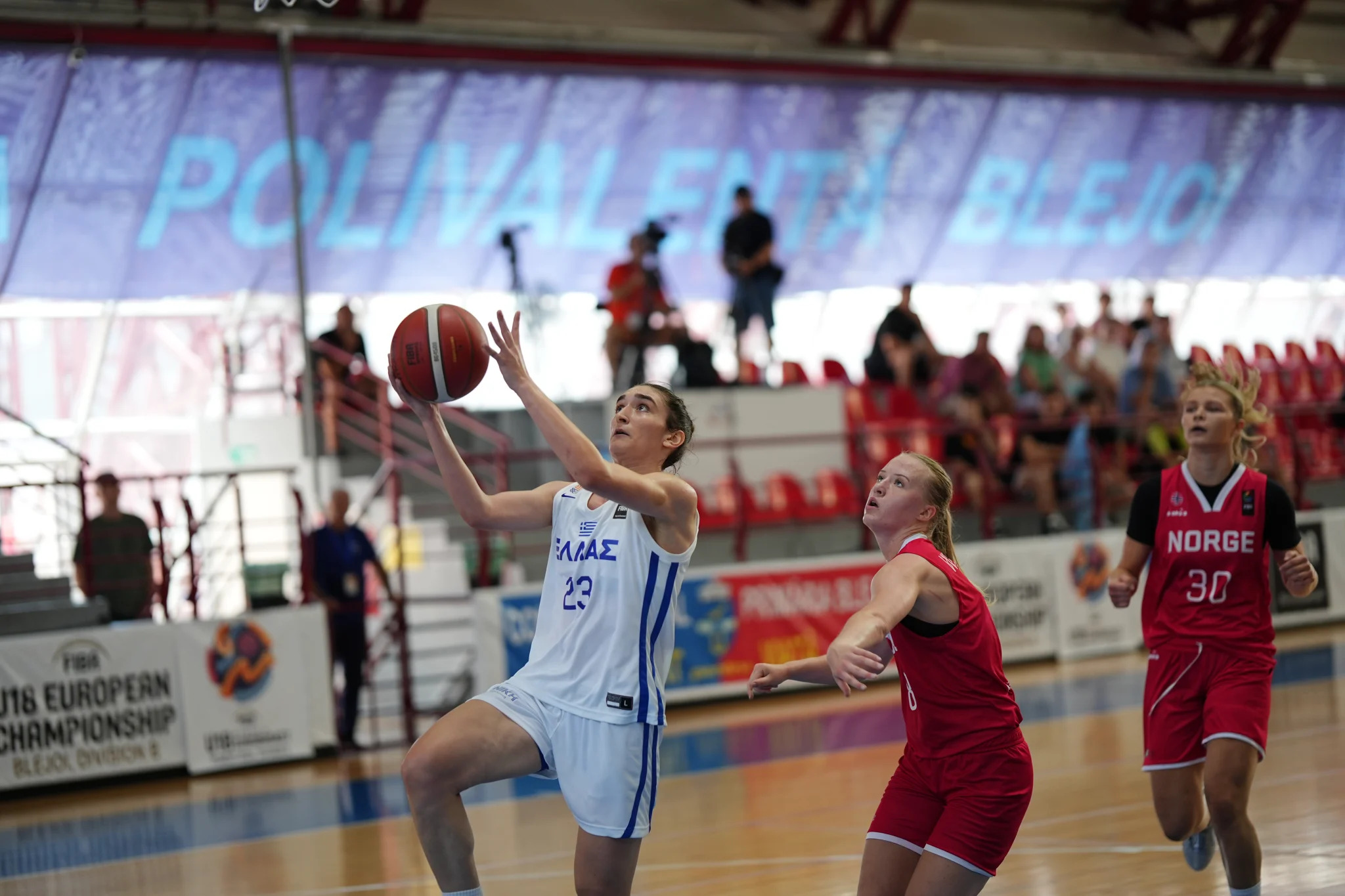 Myrto Lianoudi er noen meter foran Anna Hovig Wikstrøm og Ida Johansen og legger to av sine 15 poeng mot Norge.
FOTO: FIBA.COM 