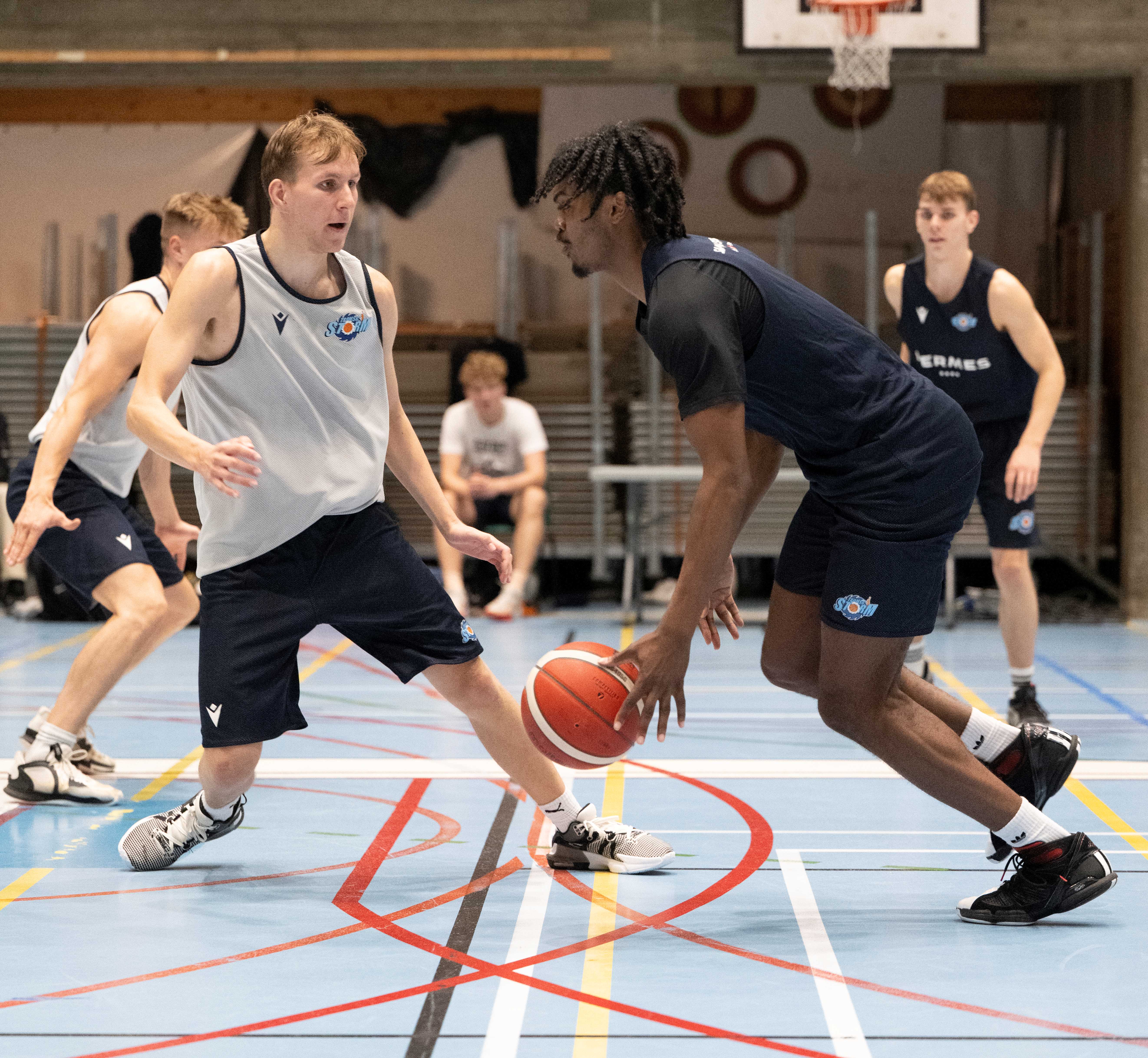 Gary Solomon er ny amerikansk guard i Tromsø Storm. Her utfordrer han Trym Engelsen, mens lillebror Brage Engelsen er bak til høyre i bildet. 
FOTO: GRY BERNTZEN 