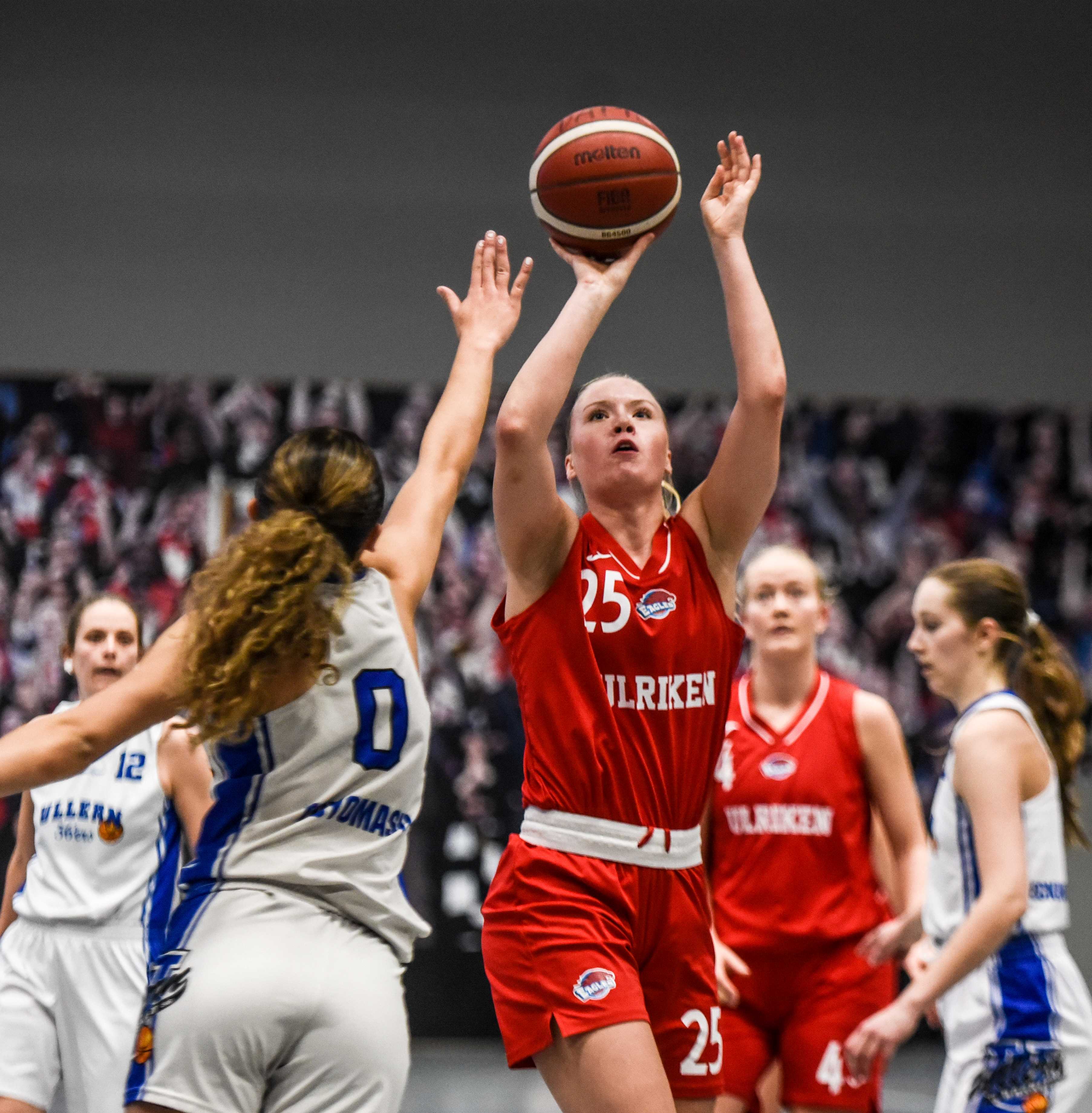 Anna Linnea Hovig Wikstrøm satte 24 poeng og skapte stadig trøbbel for Ullern med sine sterke driver. Her legger hun to poeng over Aurora Toyomasu.
FOTO: ERIK B. BERGLUND