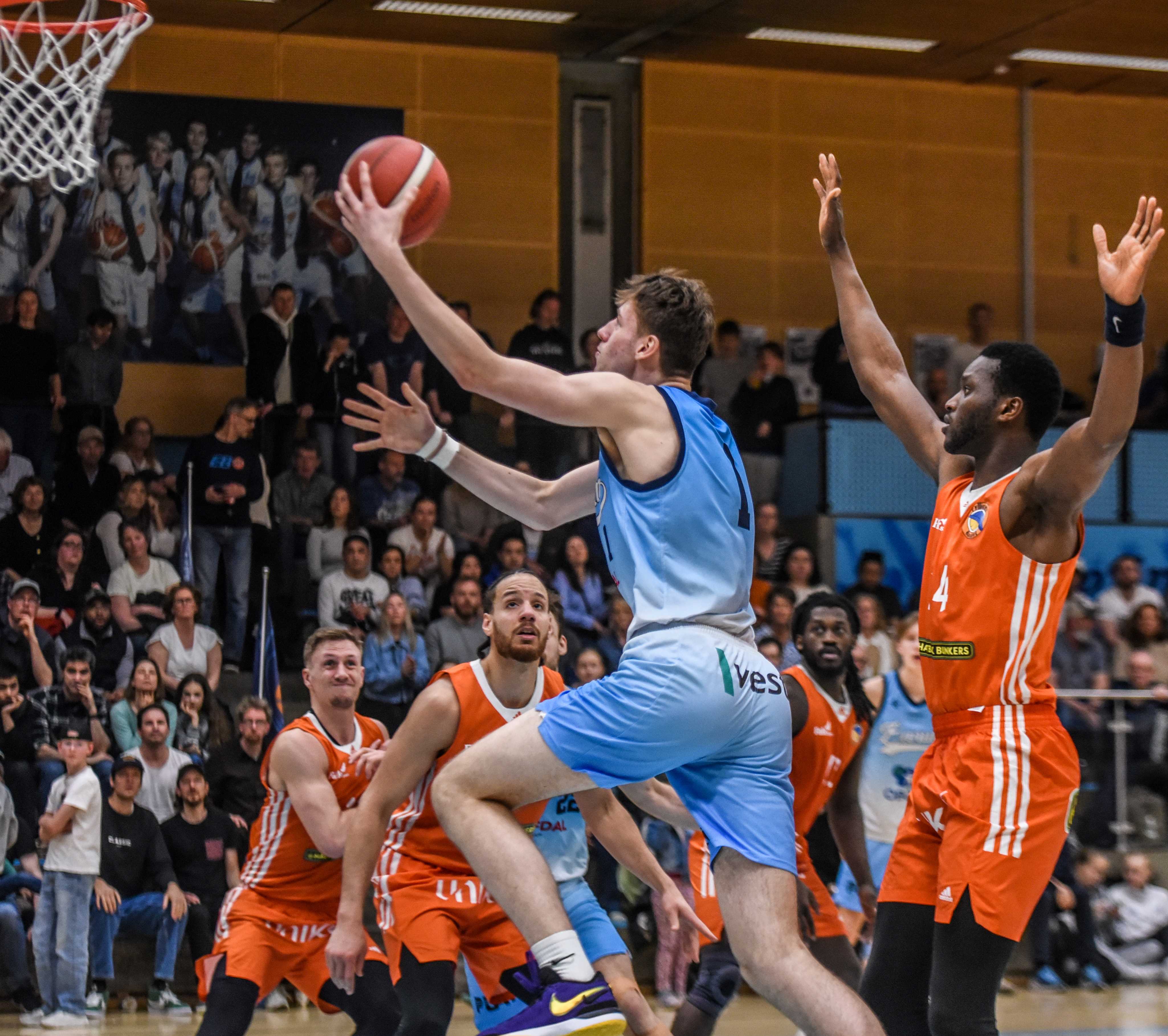 Ludvik Bergseng scorer mot Fyllingen i den andre NM-finalen for Bærum i vår. Nå forlater 17-åringen BLNO og er klar for profftilværelse i Manresa utenfor Barcelona.
FOTO: ERIK B. BERGLUND 