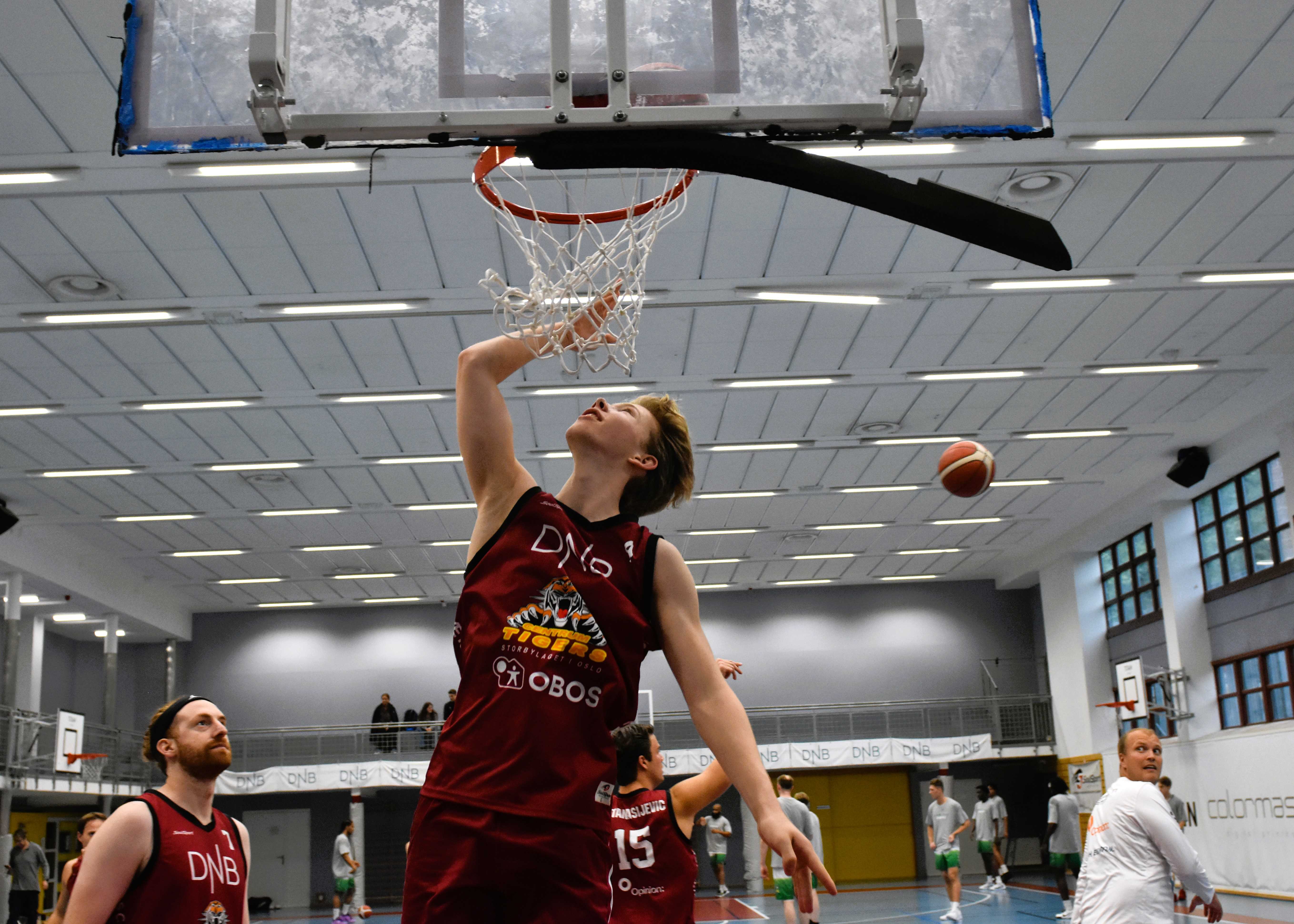 18-årige Sivert Nordheim ligger an til startplass i 3er-posisjonen for Centrum Tigers. Her med forwardene Petar Kutlesic (til venstre) og Johannes Dolven (bak til høyre).
FOTO: MARIANNE MAJA STENERUD 