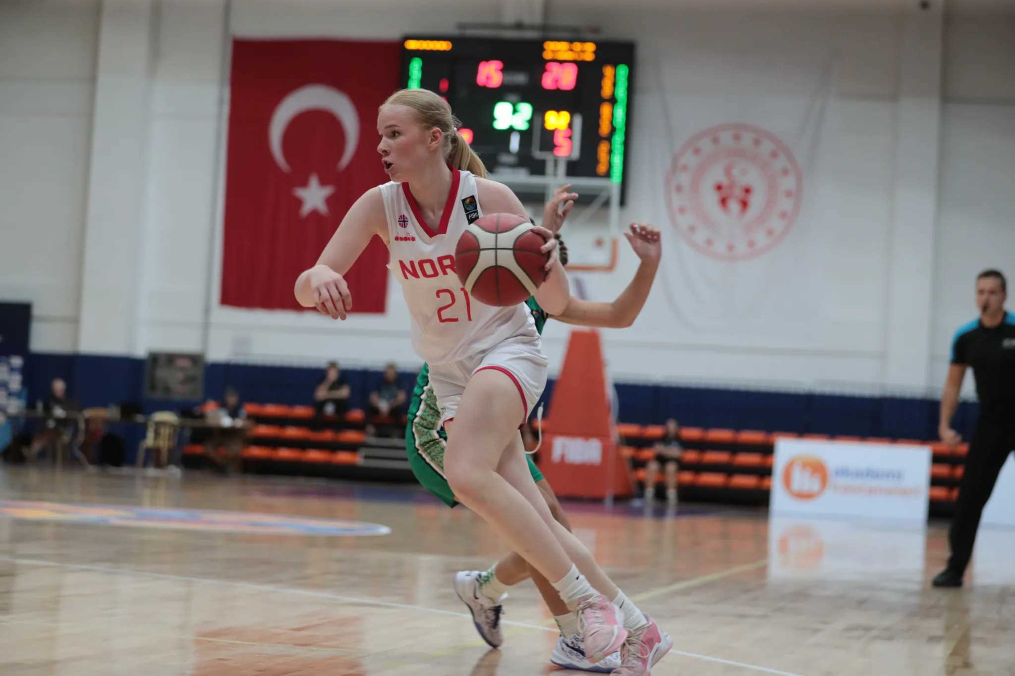 Nora Graver Svenningsen var Norges mest effektive spiller med 10 poeng, 4 steals, 4 returer og 2 assists. Her er 13-åringen fra Skjetten i en sterk drive i fredagens kamp.
FOTO: FIBA.COM 