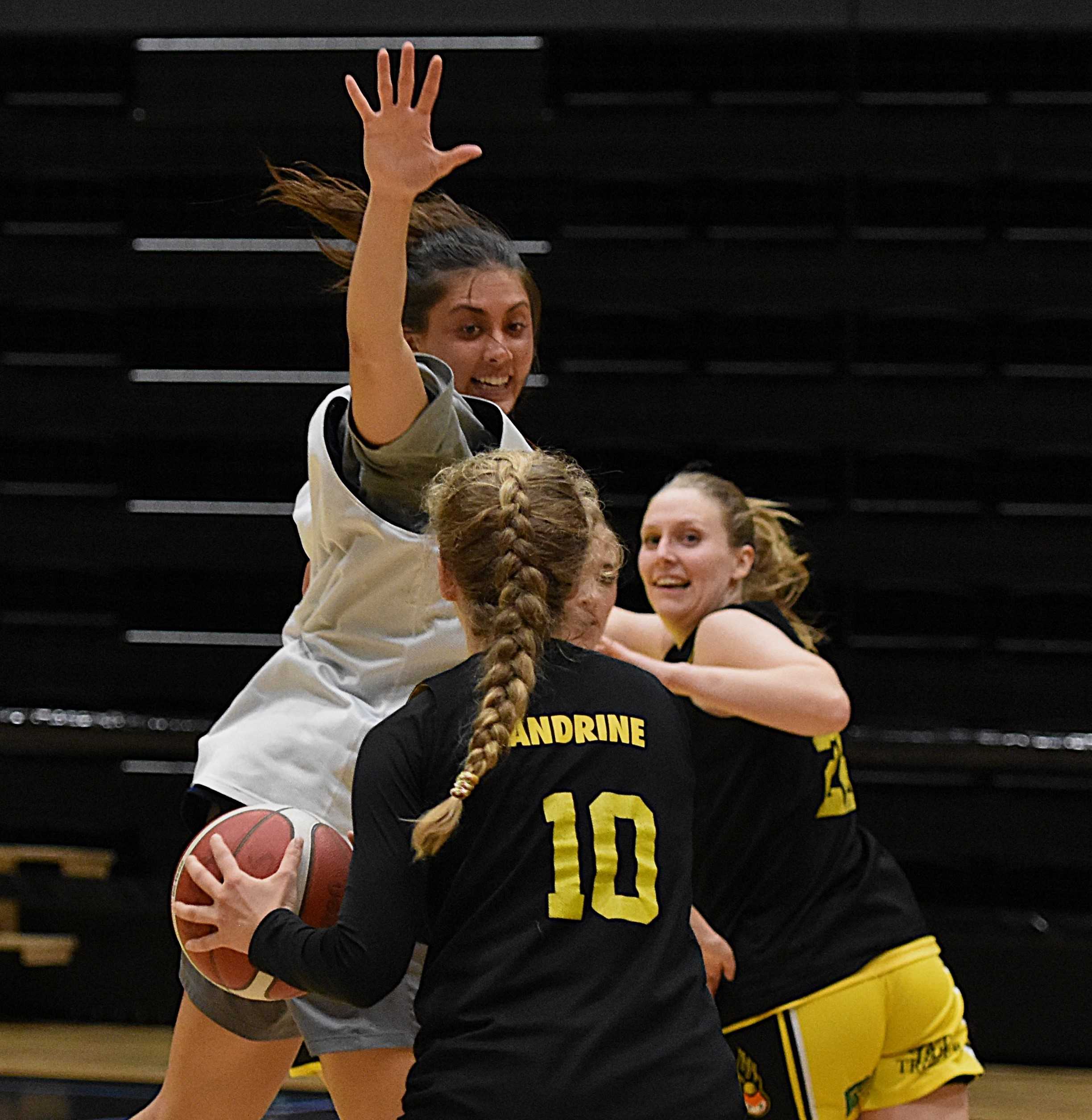 Natalie Villaflor ble kåret til både MVP og beste forsvarsspiller i sin debutsesong i BLNO i fjor. Her legger den amerikanske guarden press på Andrine Bergseth på trening i Leikvollhallen. Bak i bildet er Kristine Lindholm.
FOTO: MARIANNE MAJA STENERUD 