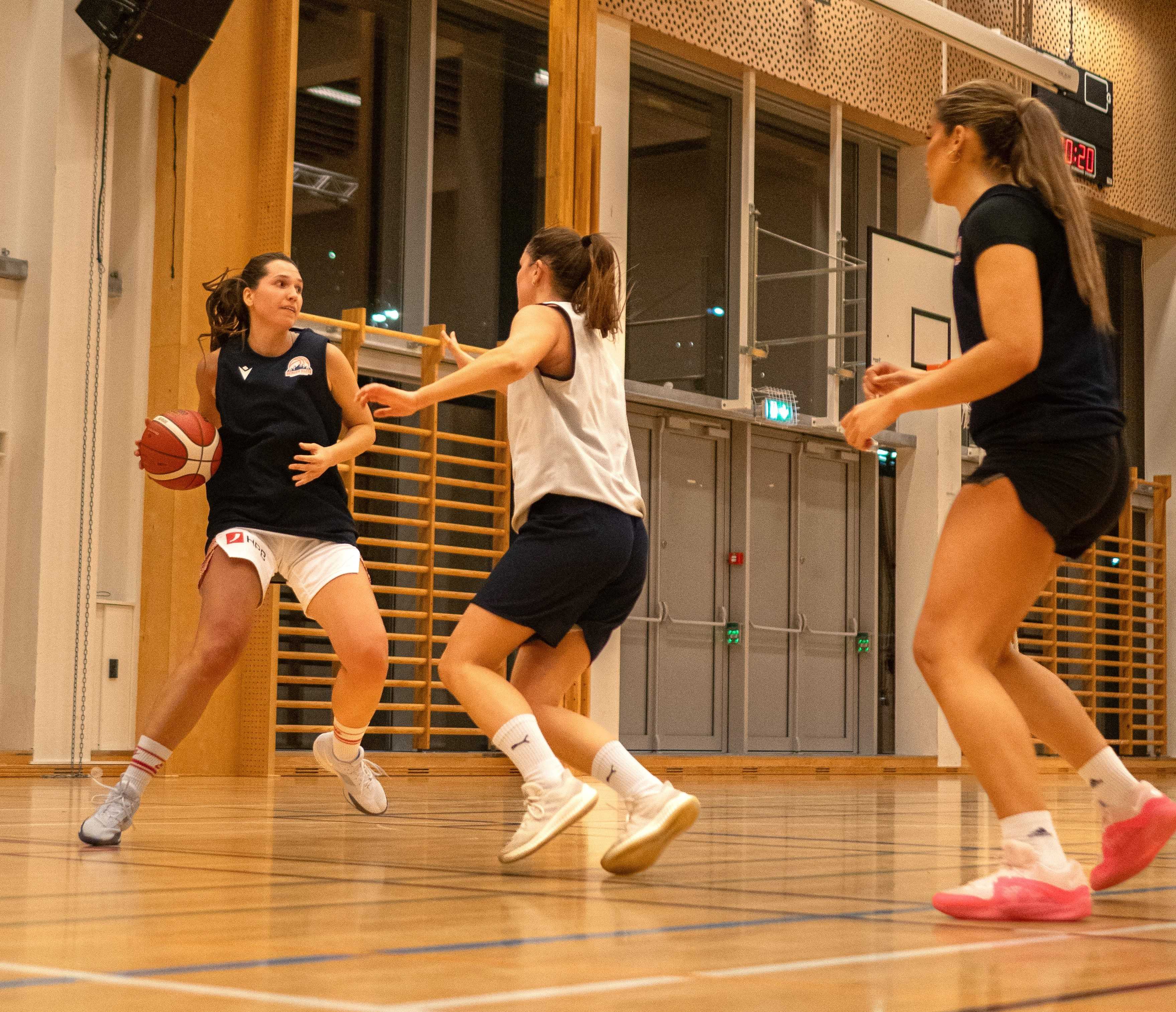 Lucija Bilic spilte U20-EM for Kroatia i 2016, har flyttet til Bergen og bør bli en solid forsterkning for Bergen Elite. Her med en annen rutinert nykommer i forsvar, Katrine Fjærestad. Til høyre i bildet er Lucia Galvan Ruiz.
FOTO: KRISTOFFER GJERDE SÆTREN
