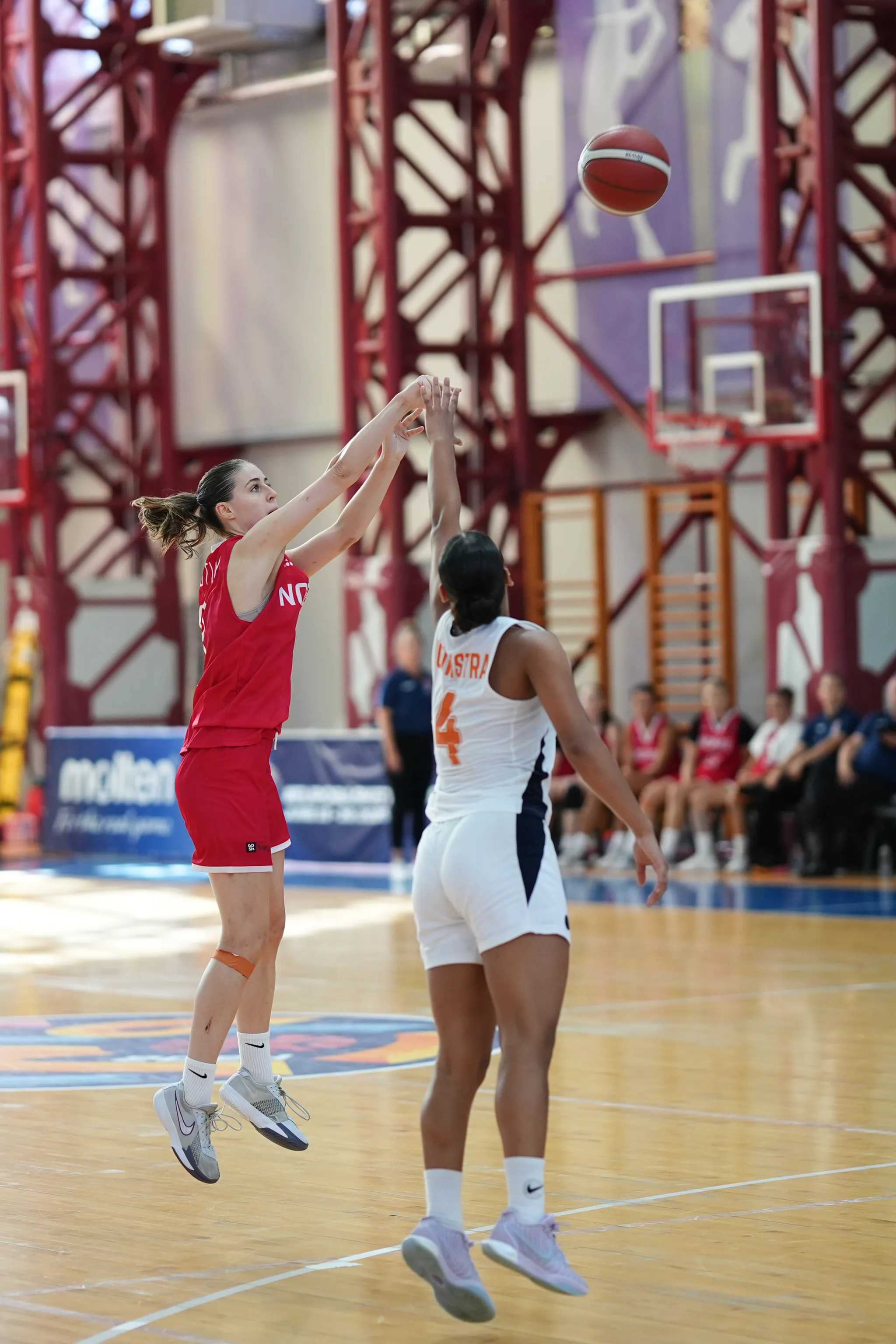 Sophia Priestley var Norges ledende spiller mot Nederland og endte med 12 poeng, 7 returer, 3 assists og 3 steals.
FOTO: FIBA.COM 