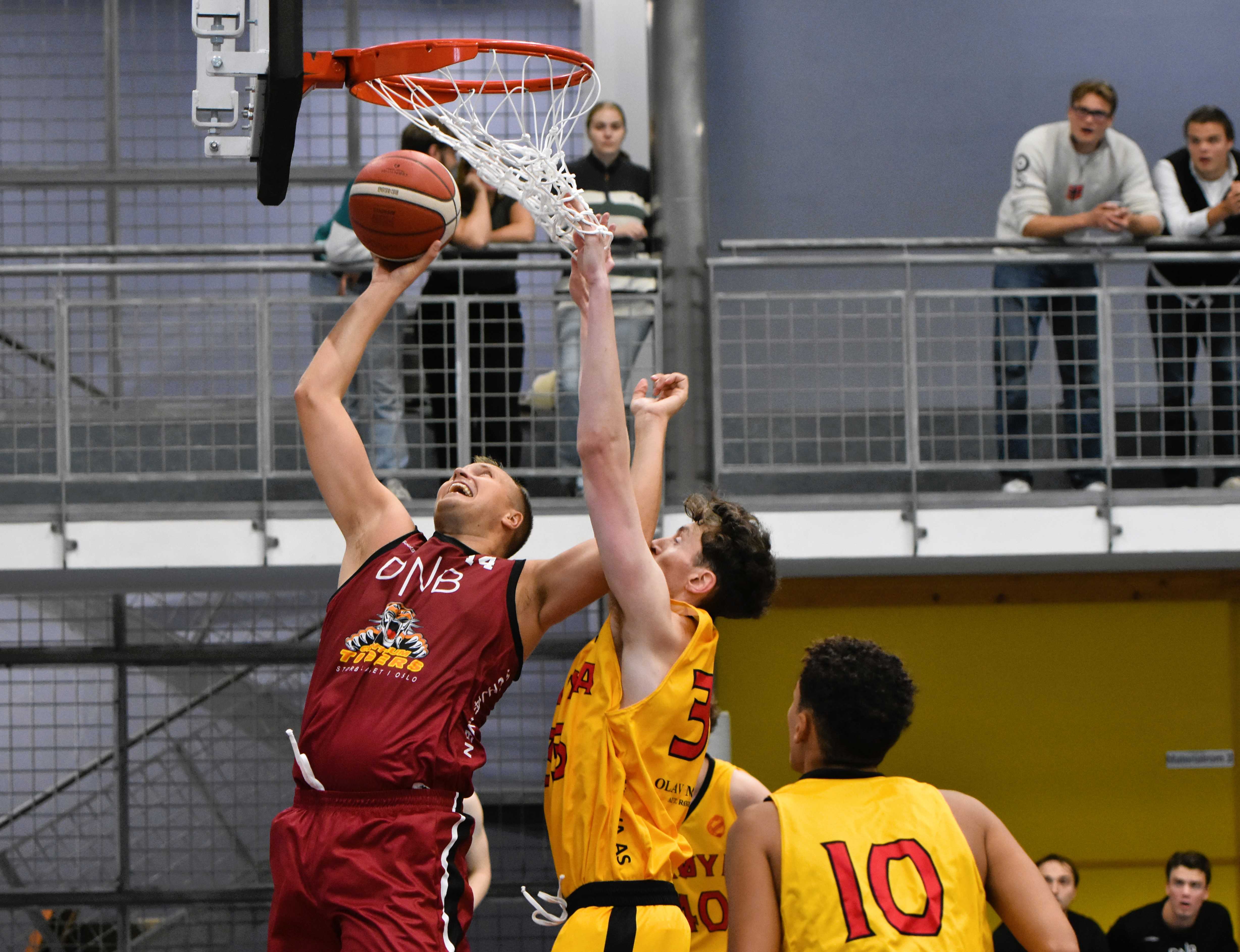 Johannes Dolven og Jacob Tryon utkjempet mange tøffe dueller i seriepremieren i Vulkanhallen. Begge endte med 14 poeng. Her er det Dolven som har kommet fri og scorer for Centrum Tigers, som vant kampen 78-67. Med nummer 10 på ryggen ser vi Etienne Aspevik.
FOTO: MARIANNE MAJA STENERUD 