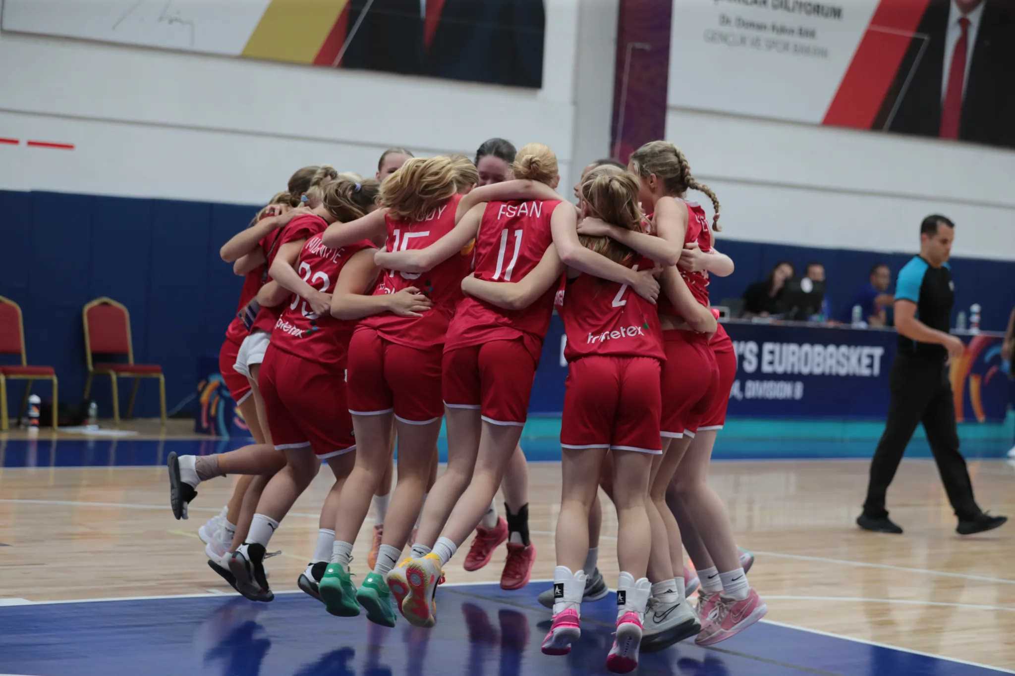 De norske U16-jentene jublet ellevilt etter 73-63 over Bosnia-Hercegovina.
FOTO: FIBA.COM 