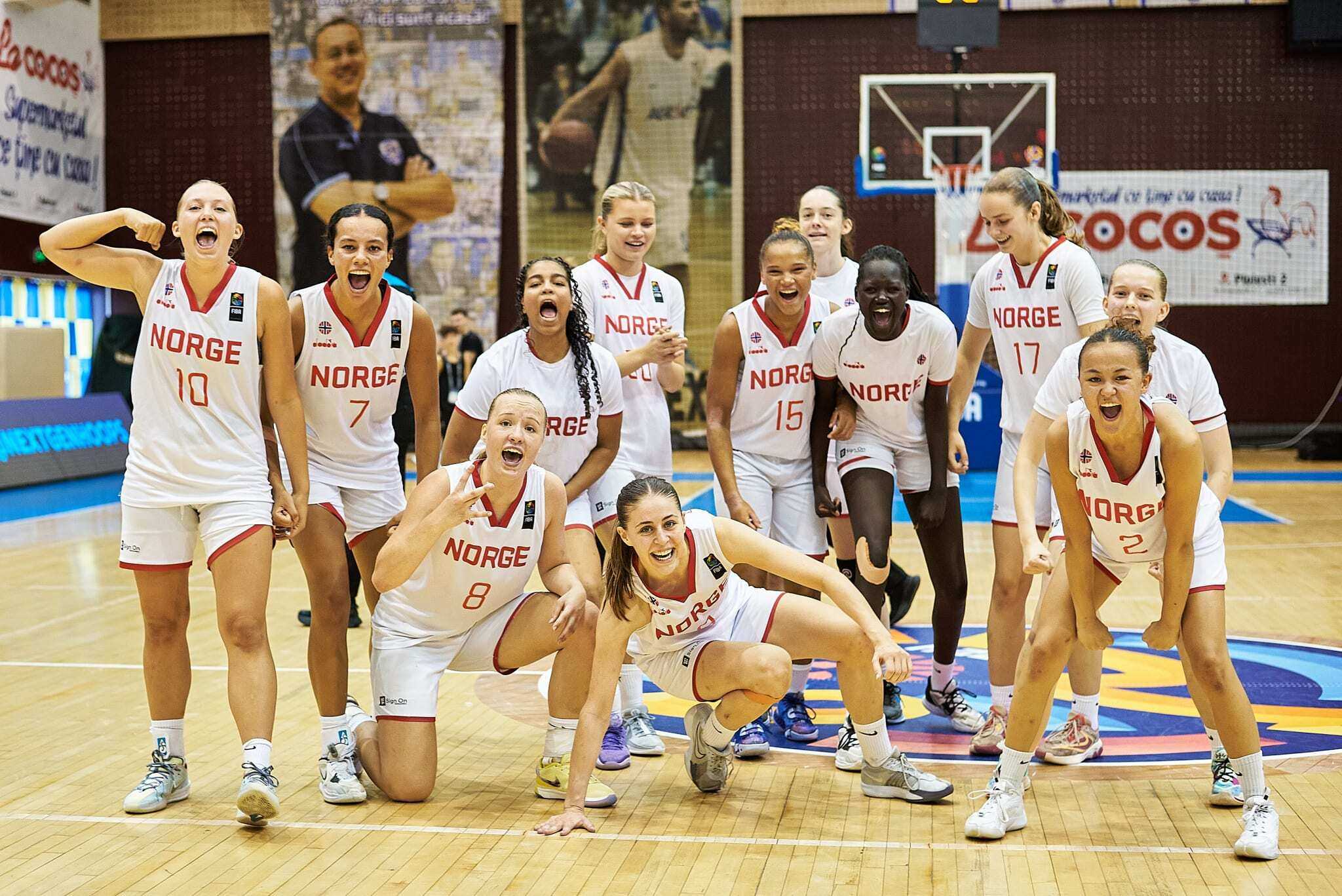 Glade U18-jenter etter seieren over Østerrike i den siste kampen i B-EM i Ploiesti. Foran jubler Anna Linnea Hovig Wikstrøm (til venstre) og Sophia Priestley, bak fra venstre Fanny Dyngeland-Sundén, Lina Hønsi Blanco, Andrea Fergem Faal, Ida Johansen, Nora Werenskiold Proctor, Tuva Nyland Rotherud, Feven Ramse Chol, Astrid Laugen, Hannah Tomren Kristoffersson (bak) og Aurora Grieg Toyomasu.
FOTO: FIBA.COM
