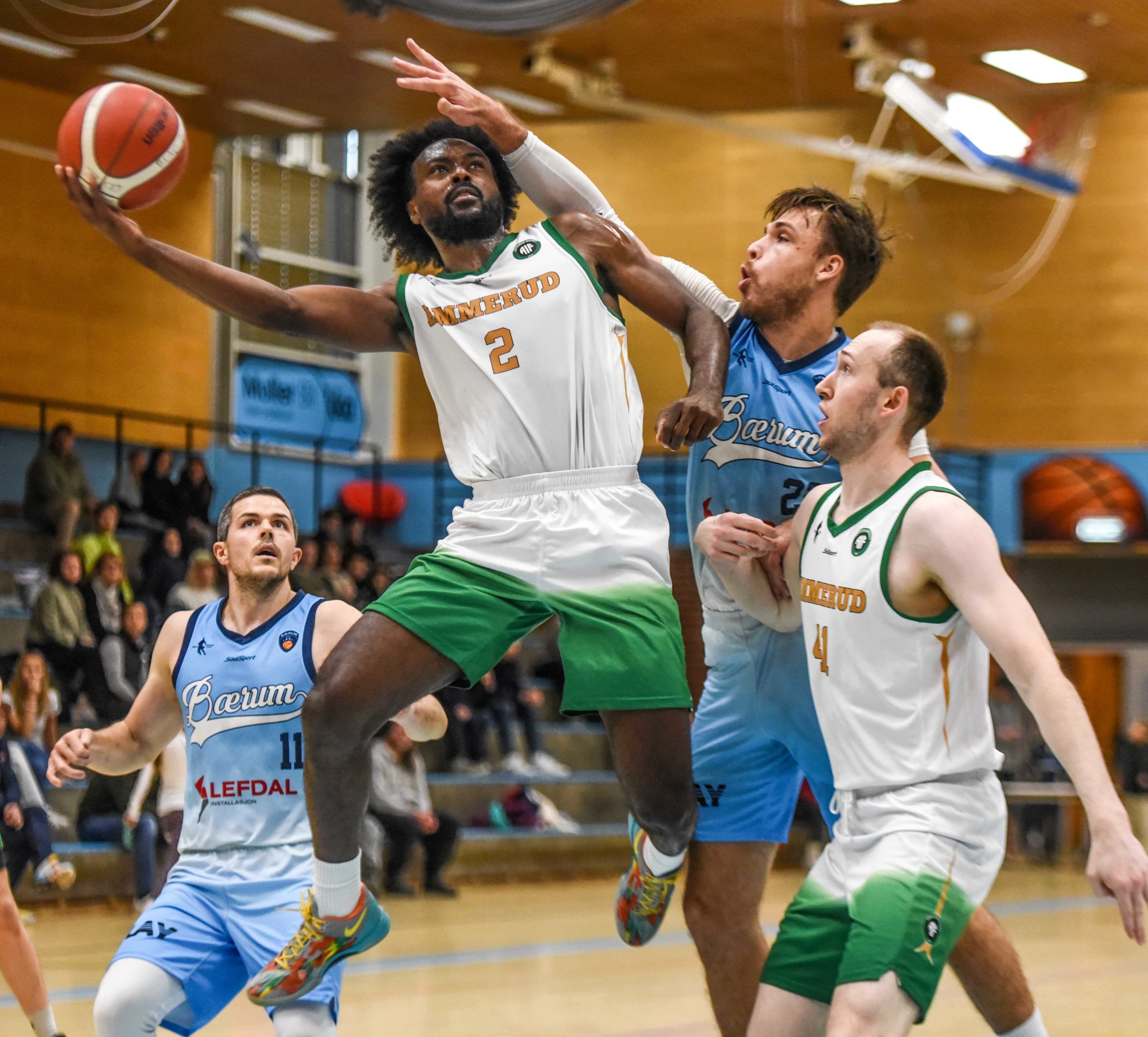 Terrandus Smith legger en akrobatisk layup, presset av Sjur Dyb Berg. Ammeruds amerikanske guard hadde 21 poeng, 7 returer og 4 assists mot Bærum. Til høyre i bildet er Henrik Male Davidsen, bak til venstre Stian Mjøs.
FOTO: ERIK B. BERGLUND 