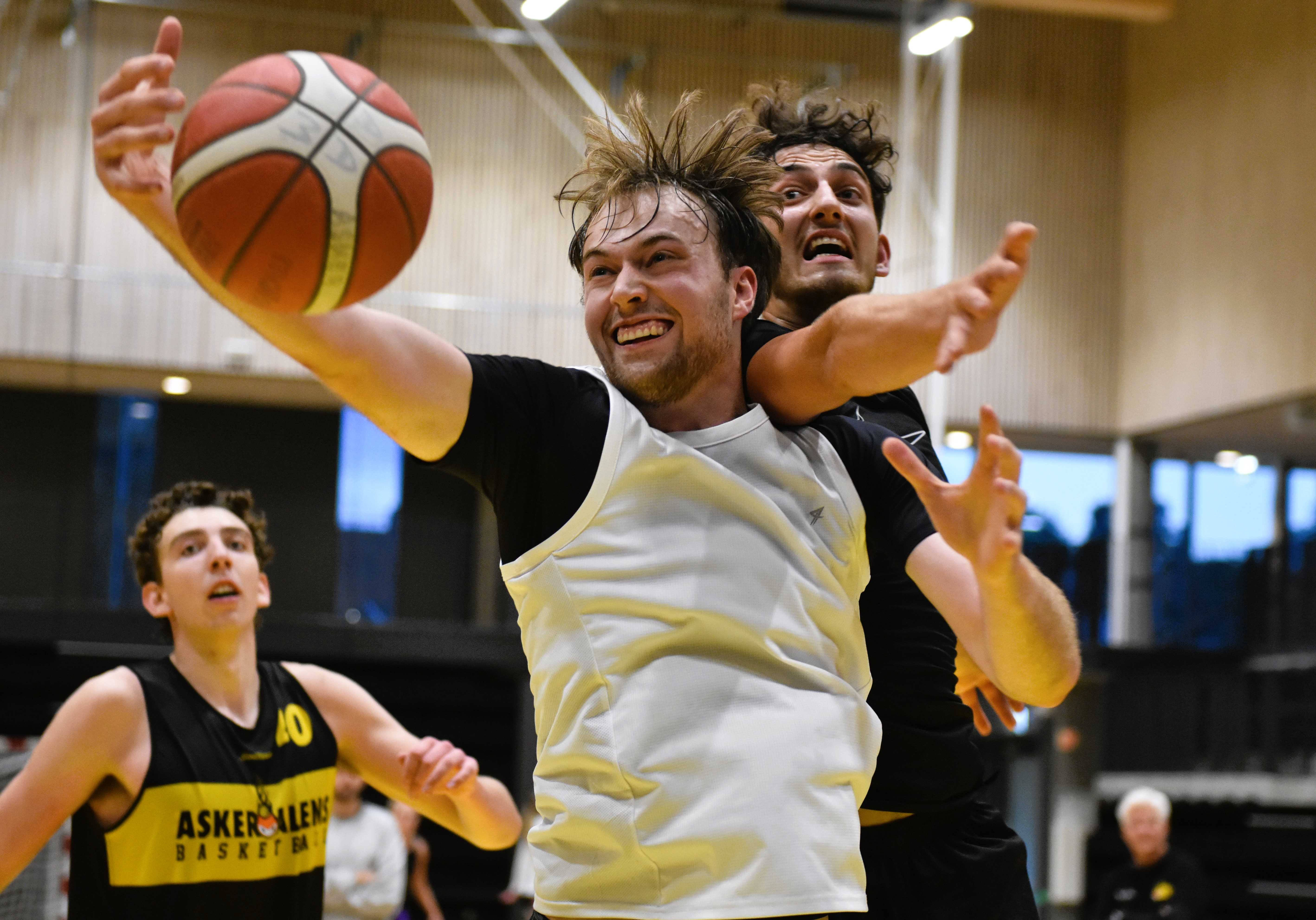 Fredrik Trana plukket ned 10 returer i snitt pr. kamp for Oppsal i BLNO forrige sesong og vil bli en viktig mann for Asker Aliens. Her vinner han en ball foran Filip Kaasa på trening i Leikvollhallen. Bak til venstre er William Kruse.
FOTO: MARIANNE MAJA STENERUD 