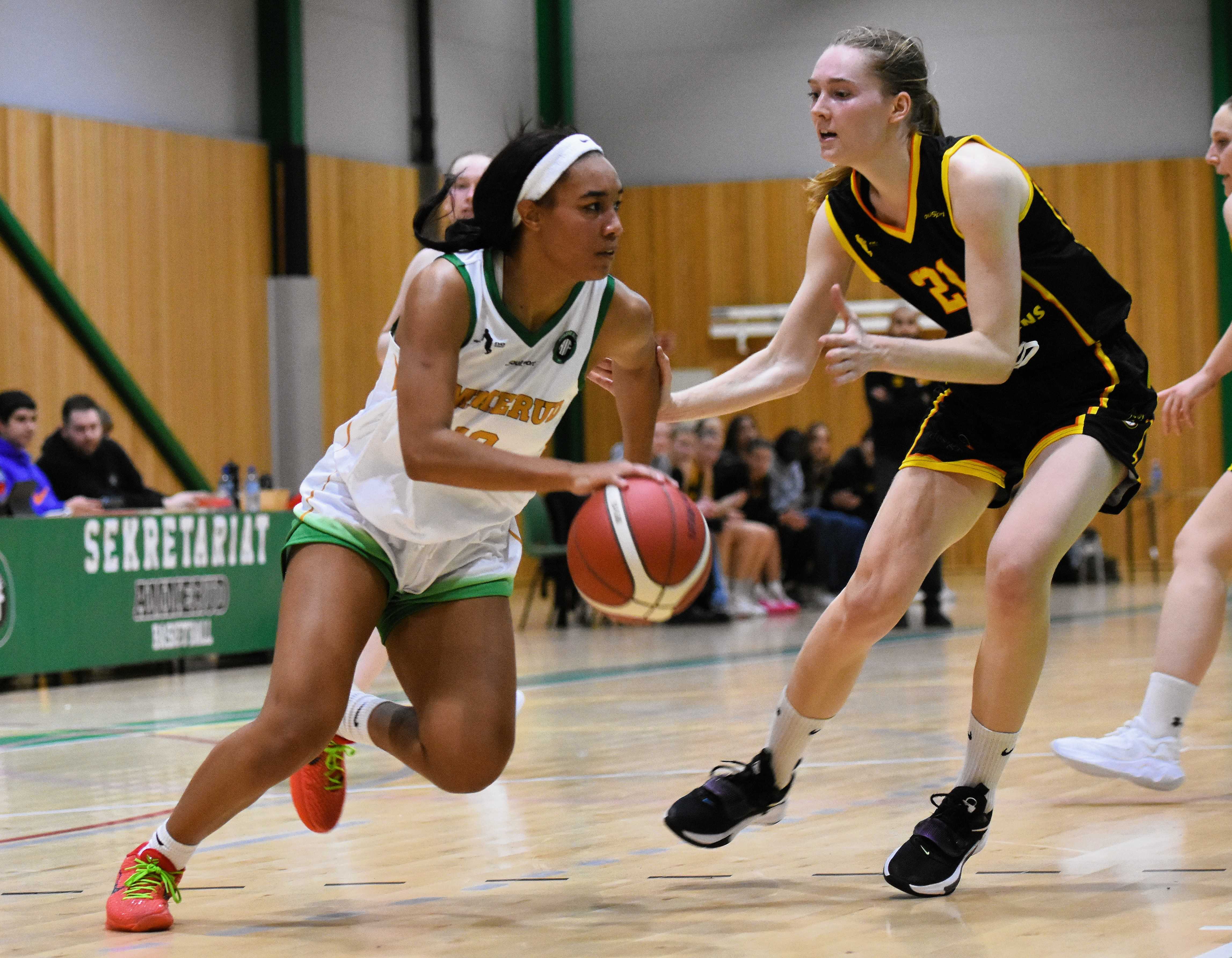 Reagan Bradley setter fart i en drive mot Alva Julsrud i søndagens kamp på Apalløkka.
FOTO: MARIANNE MAJA STENERUD 