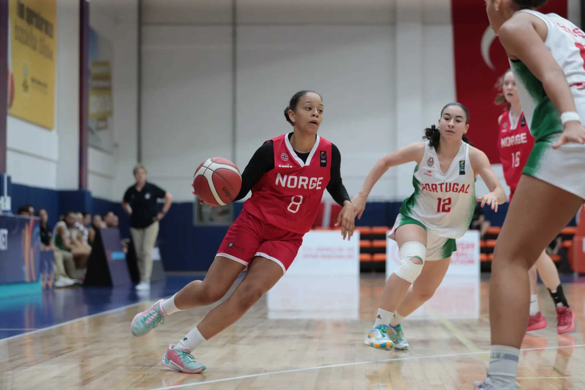 Siena Sanford markerte seg som beste norske spiller mot Portugal med 9 poeng, 7 returer og 2 steals. Her har Ulriken-guarden kommet seg forbi Maria Palma.
FOTO: FIBA.COM 