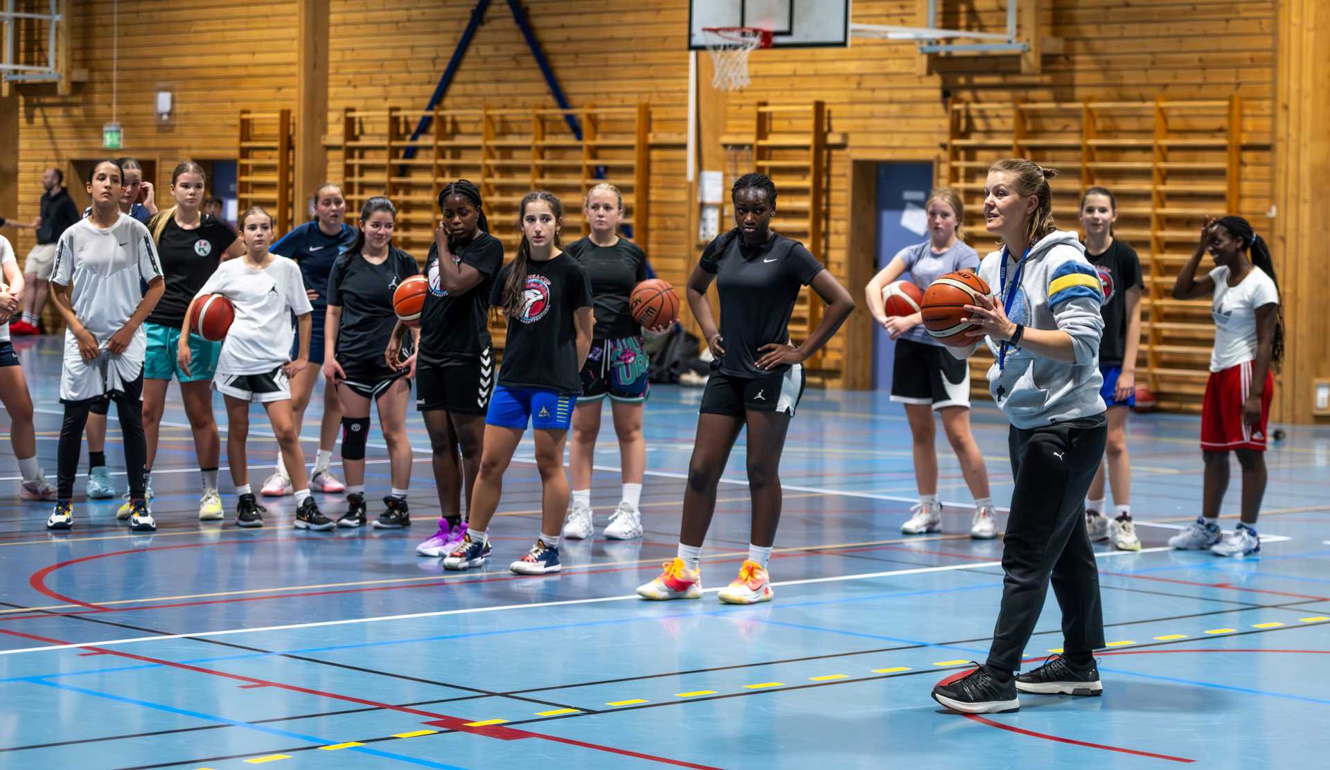 Karina Prestegård i aksjon som trener for U15-jentene i Region Vest i Sandslihallen i Bergen for et år siden.
FOTO: ASTRID HAGLAND GJERDE 