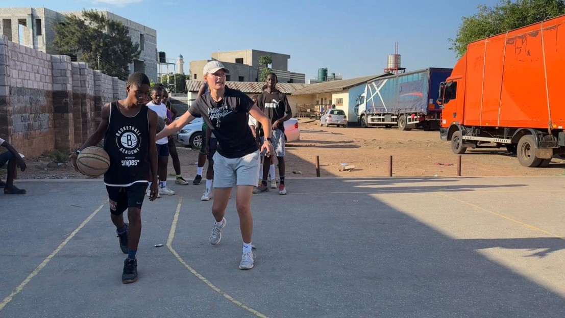 Adrianna og Vilde jobber som baskettrenere i Zambia - nå kan du gjøre det samme!