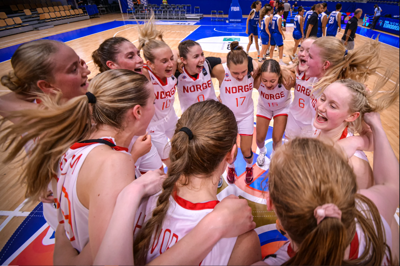 Norges spillere jublet etter utklassingsseieren over Kypros i semifinalen.
FOTO: FIBA.COM 